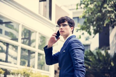 İşadamı telefonda iletişim