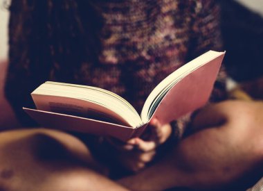 Genç kız yatak odasında bir kitap okuma