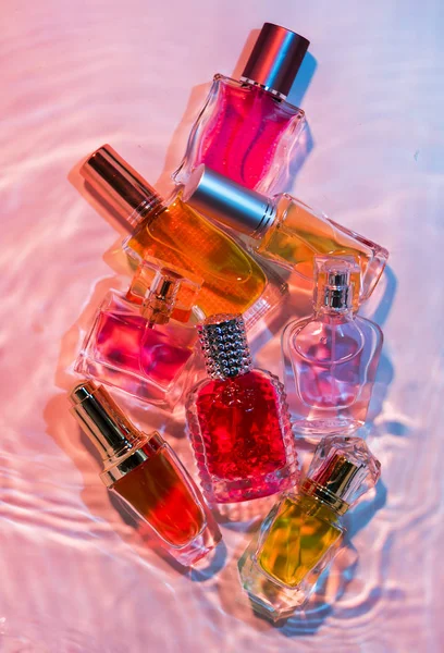 Coleção Pequenas Garrafas Perfume — Fotografia de Stock