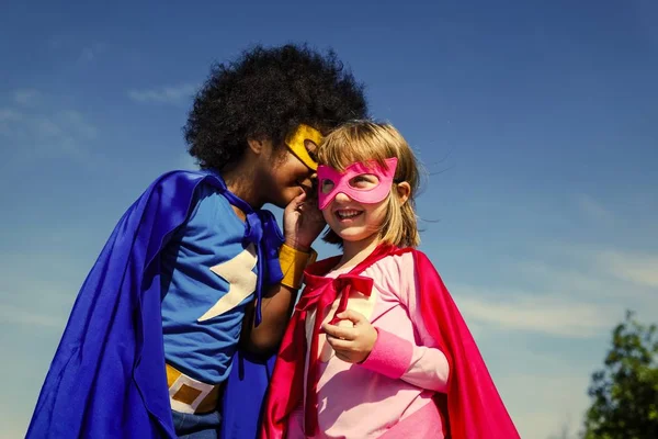 Doi Super Eroi Copii Veseli Care Spun Secrete — Fotografie, imagine de stoc