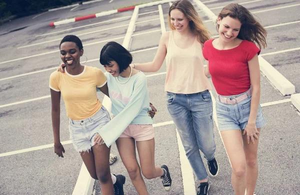 Gruppo Donne Diverse Che Camminano Insieme — Foto Stock