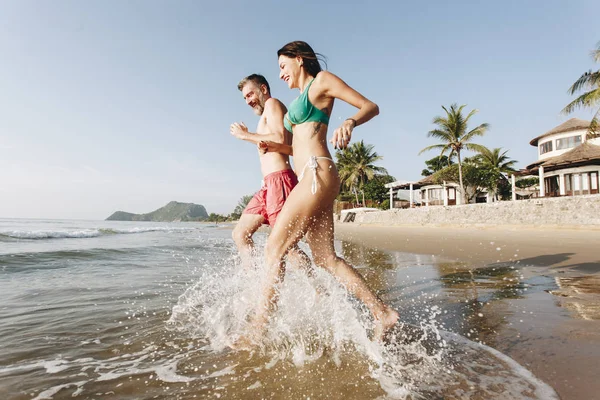 Casal Feliz Correndo Para Água — Fotografia de Stock