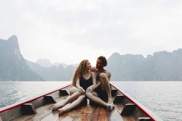 Paar Beim Bootfahren Auf Einem Ruhigen See — Stockfoto