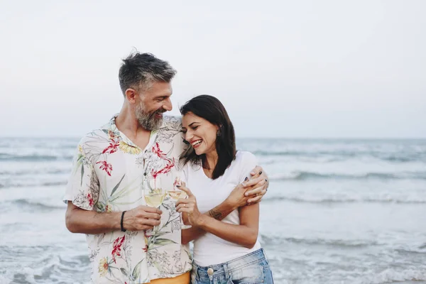 Casal Desfrutando Copo Vinho Praia — Fotografia de Stock