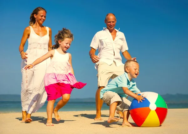 Glückliche Familie Hat Spaß Sandstrand Mit Buntem Ball — Stockfoto