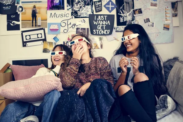 Nastoletnie Dziewczyny Sobie Okulary Film Cieszący Się Śmiać Oglądanie Telewizji — Zdjęcie stockowe