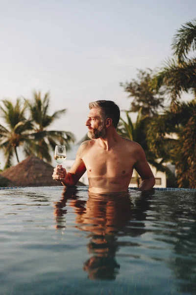 Mann Trinkt Wein Schwimmbad — Stockfoto