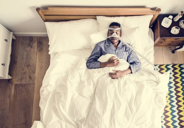 Hombre Durmiendo Con Una Máscara Ronquidos —  Fotos de Stock