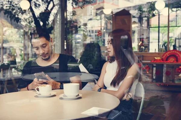 Couple Using Phone Cafe — Stock Photo, Image