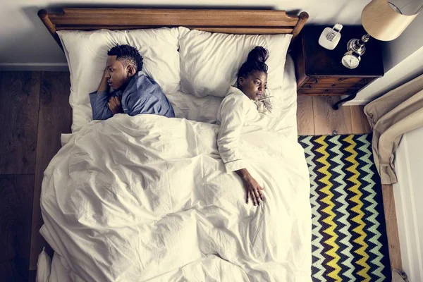 Africano Casal Americano Dormindo Volta Para Trás — Fotografia de Stock