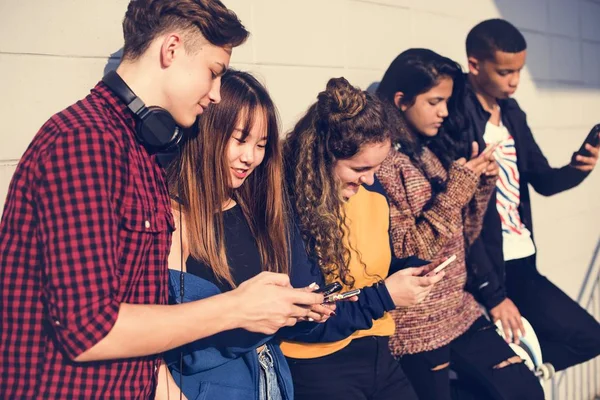 Grupo Amigos Adolescentes Aire Libre Estilo Vida Concepto Redes Sociales — Foto de Stock