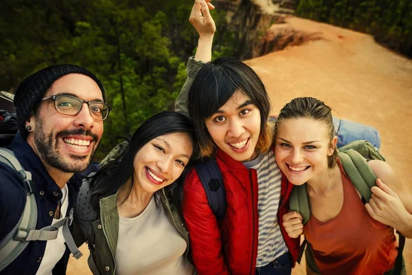 Melhores Amigos Viajando Juntos Floresta Tirar Foto Selfie — Fotografia de Stock