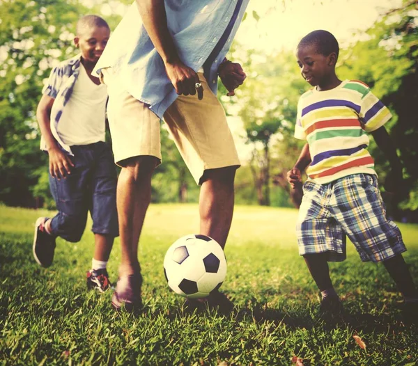 Padre Jugando Fútbol Con Sus Hijos — Foto de Stock