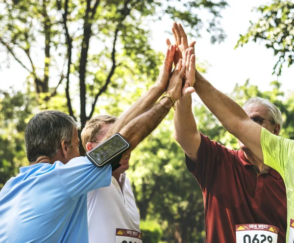 Gruppe Sportlicher Senioren Gibt High Five Park — Stockfoto