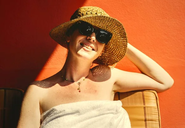 Mujer Caucásica Tomando Sol Por Una Pared Naranja — Foto de Stock