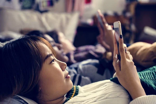 Teenage Girls Using Smartphones Bed Internet Slumber Party — Stock Photo, Image