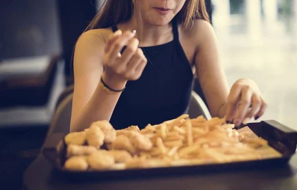 Close Adolescente Comendo Batatas Fritas Conceito Obesidade — Fotografia de Stock
