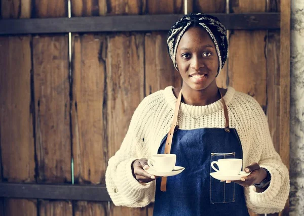 Barista Serverar Kaffe — Stockfoto