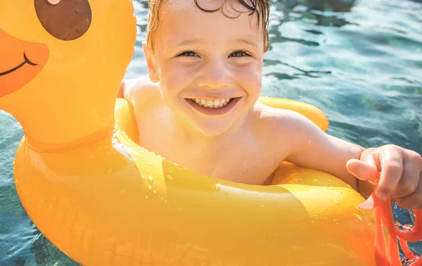 Niño Feliz Tubo Pato Amarillo Piscina — Foto de Stock