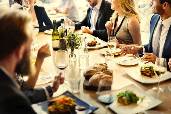 Groep Van Diverse Vrienden Met Een Diner — Stockfoto