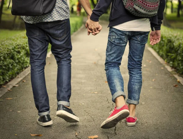 Doce Gay Casal Segurando Mãos — Fotografia de Stock