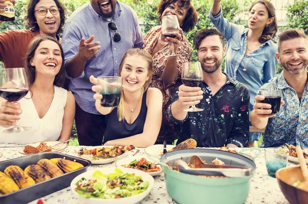Група Різноманітних Друзів Насолоджуються Літньою Вечіркою Разом — стокове фото