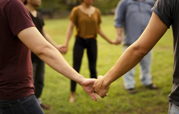 Freunde Jeden Alters Halten Händchen — Stockfoto