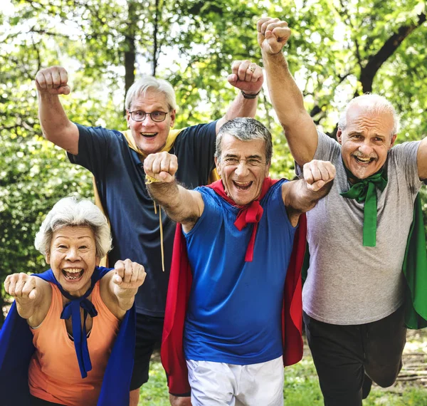 Могущественные Пожилые Люди Костюмах Супергероев Зеленом Летнем Парке — стоковое фото