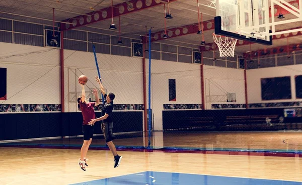 Genç Erkek Basketbol Birlikte Sahada Oynayan — Stok fotoğraf
