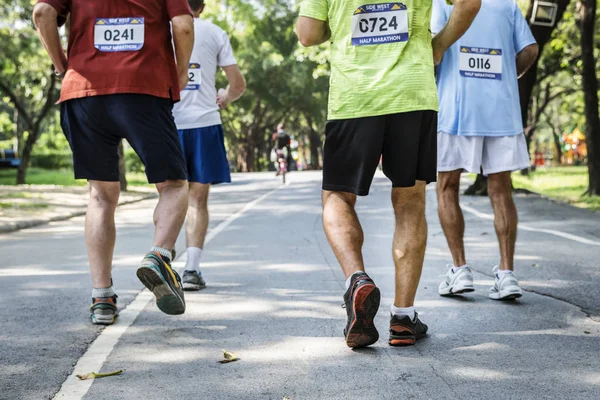 Persone Che Corrono Parco Sulla Maratona Immagine Ritagliata Vista Posteriore — Foto Stock
