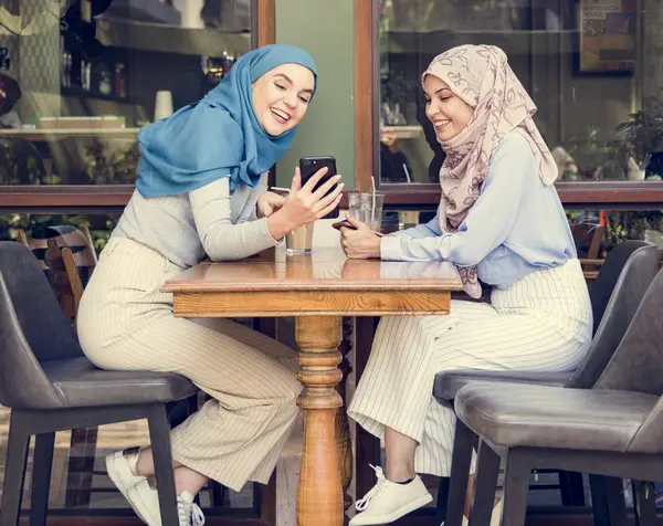 Teman Teman Islam Berbicara Dan Melihat Pada Ponsel Pintar — Stok Foto