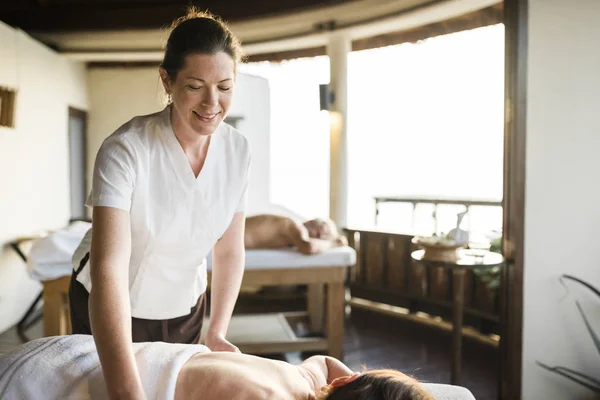 Sénior Fazer Uma Massagem — Fotografia de Stock