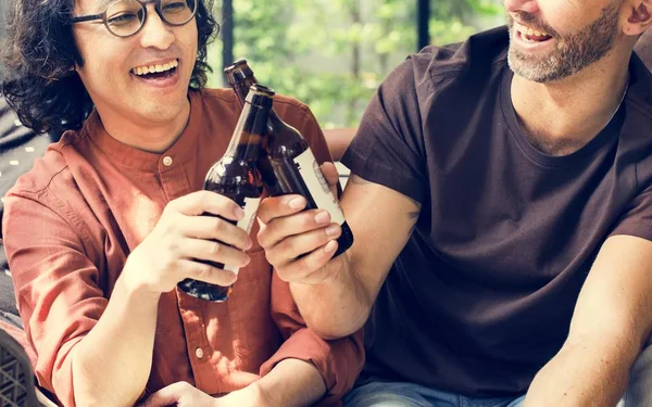 Uomini Sorridenti Amici Clinking Bottiglie Birra — Foto Stock