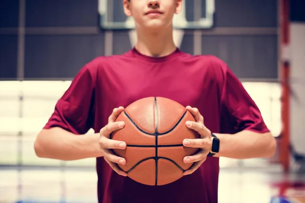 Remaja Laki Laki Memegang Basket Lapangan — Stok Foto