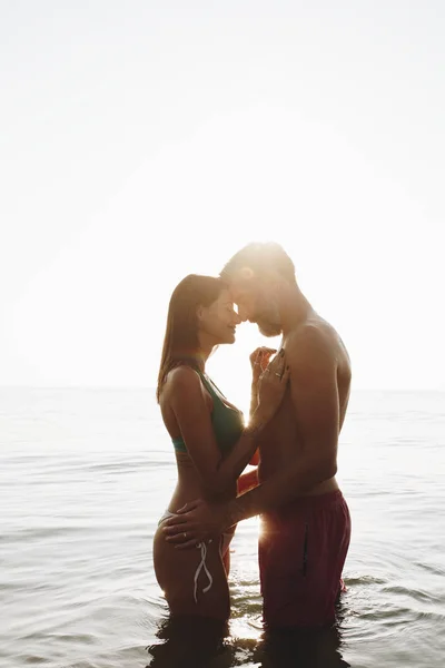 夕阳西下 一对浪漫的情侣在海里 — 图库照片