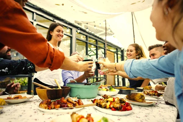 Vänner Som Grillas Sommarfest — Stockfoto