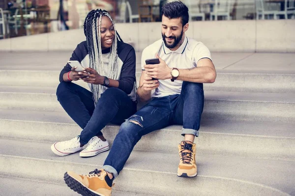 Pessoas Sentadas Usando Smartphone Juntas — Fotografia de Stock