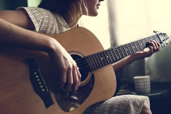 Kız Bir Akustik Gitar Çalmak — Stok fotoğraf