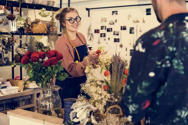 Kwiaciarnia Sugerując Kwiat Kwiaty Klienta — Zdjęcie stockowe