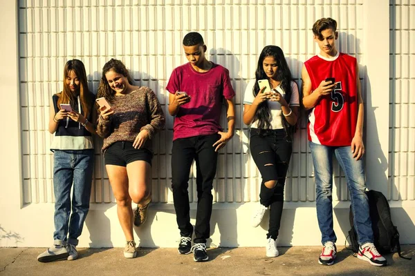 Unga Tonåriga Vänner Chilla Tillsammans Och Använder Smartphones — Stockfoto
