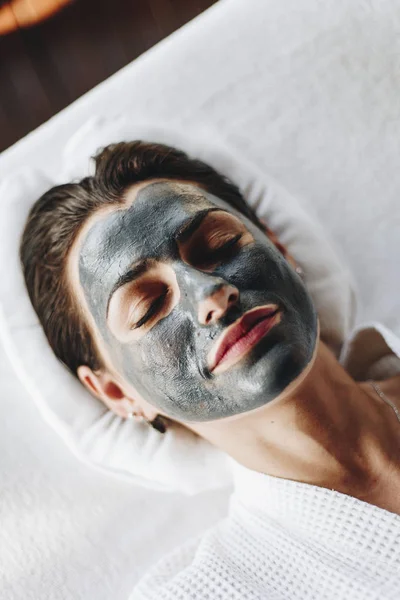 Mulher Relaxante Com Uma Máscara Facial Spa — Fotografia de Stock