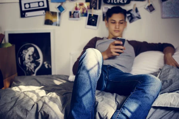 Nastoletniego Chłopca Pomocą Smartfona Koncepcji Społecznej Media Sypialnia — Zdjęcie stockowe