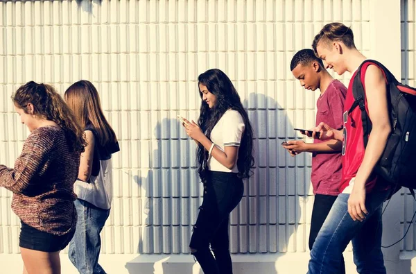 Gruppe Junger Jugendlicher Geht Nach Der Schule Mit Smartphone Suchtkonzept — Stockfoto