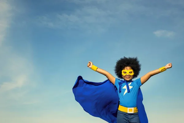 Niño Pequeño Con Capa Superhéroe Azul Máscara Amarilla Cara — Foto de Stock