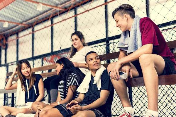 Gruppe Junger Teenager Freunde Sitzen Auf Einer Bank Und Entspannen — Stockfoto