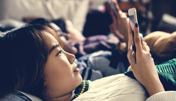 Teenage Girls Using Smartphones Bed Internet Slumber Party — Stock Photo, Image