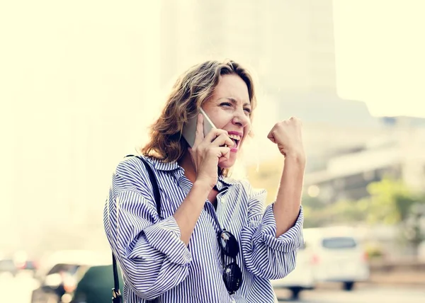 Donna Caucasica Con Uno Smartphone — Foto Stock