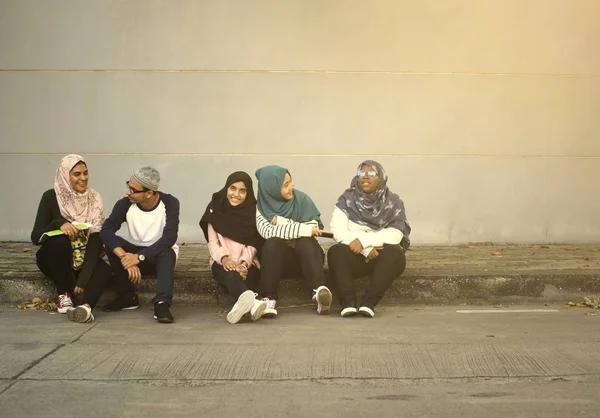 Amici Musulmani Che Escono Insieme — Foto Stock