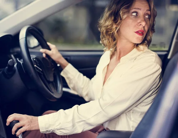 Mujer Conduciendo Coche Revés — Foto de Stock
