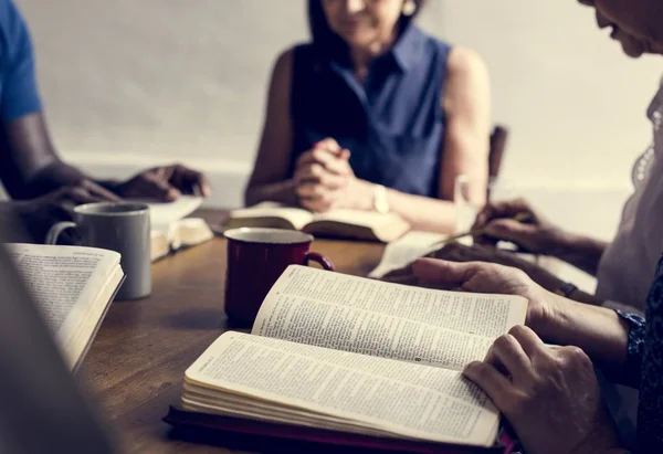 Grupp Människor Som Läser Bibeln Tillsammans — Stockfoto